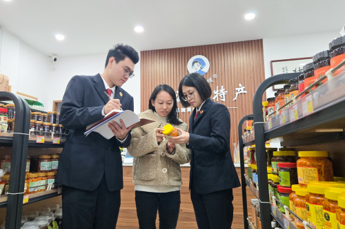 检察干警前往商超开展调查