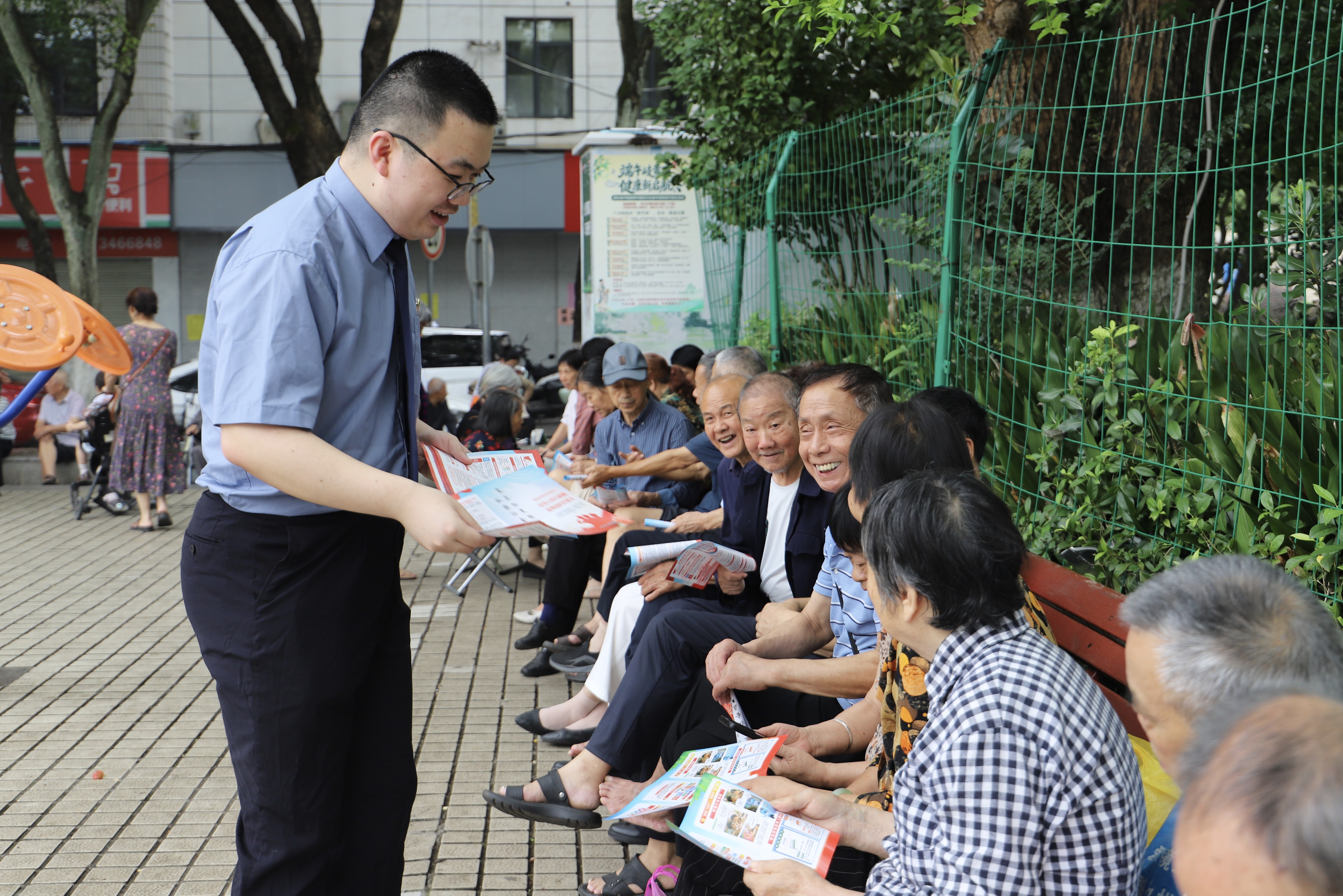 检察干警开展禁毒与扫黑除恶主题普法宣传活动