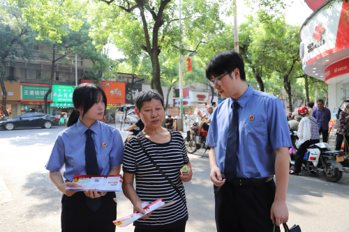 检察干警走进市场，开展主题宣传活动