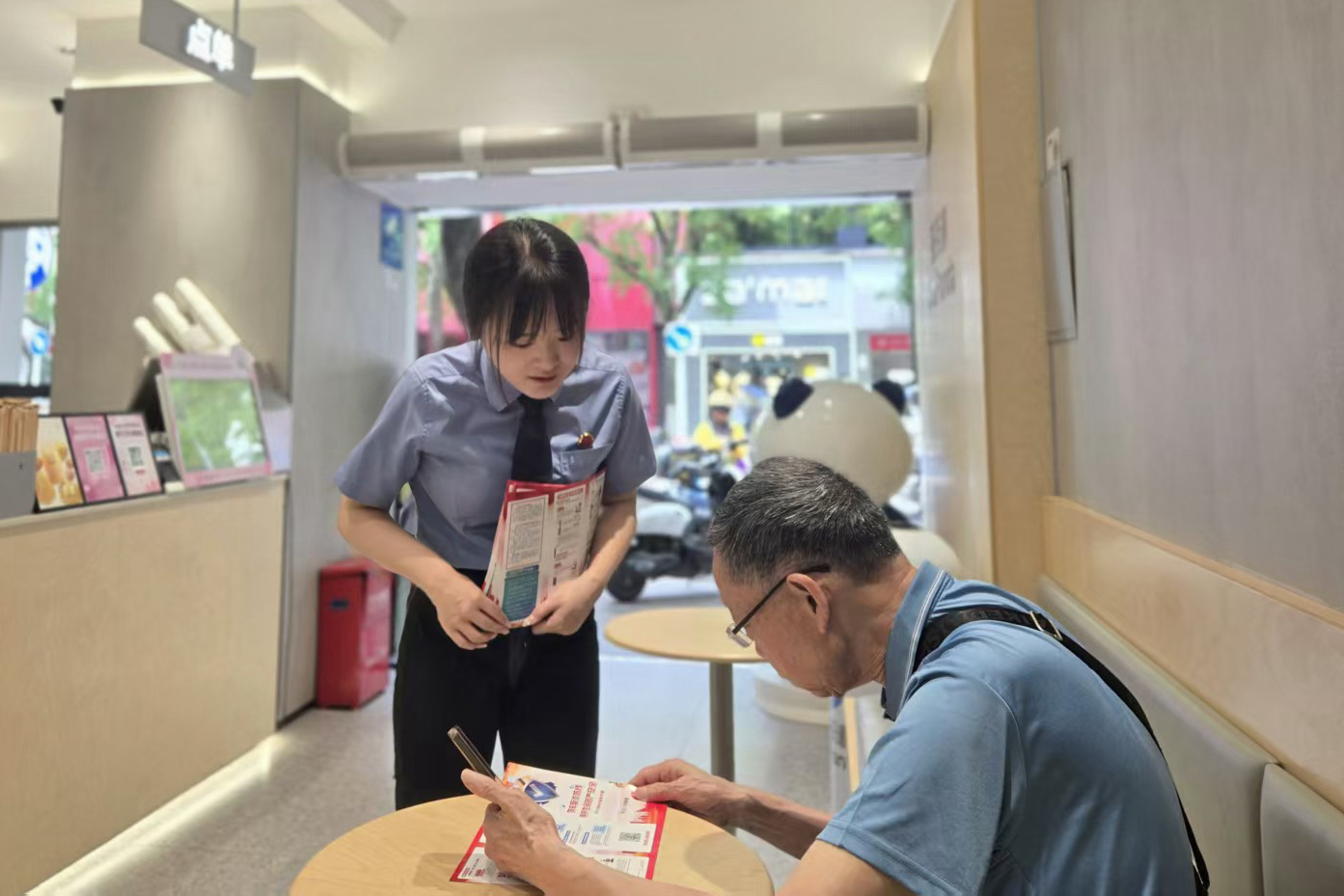 检察干警开展反诈普法宣传